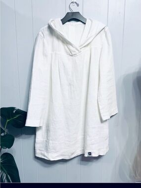 #17)  White Linen Hooded Tunic Excellent condition. ( see measurements)